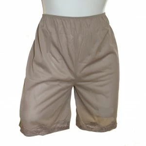 Combinaci&oacute;n pantal&oacute;n con puntilla