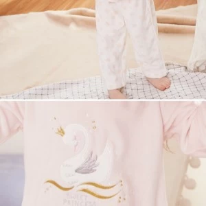 Pijama infantil de coralina con dibujo de cisne