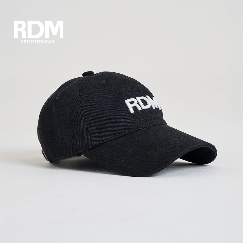 Gorra deportiva color negro bordado blanco