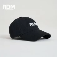 Gorra deportiva color negro bordado blanco