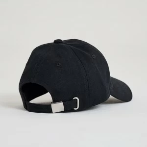 Gorra deportiva color negro bordado blanco