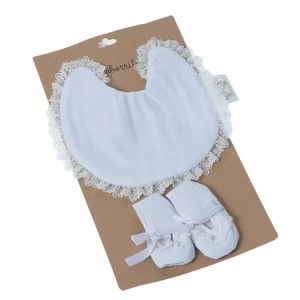 Babero bebe pique y puntilla con patucos a juego
