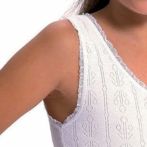 Camiseta ni&ntilde;a tirante ancho calada algod&oacute;n