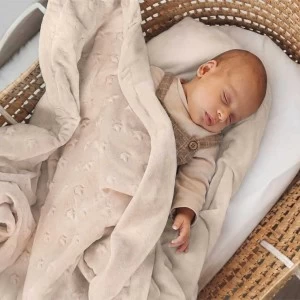 Manta bebe coralina suave extrellas relieve beige