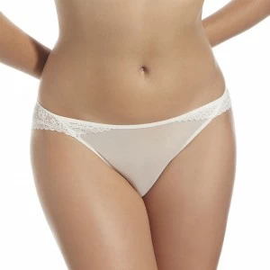 Braga brasile&ntilde;a encaje para modelo Marcela y Laia