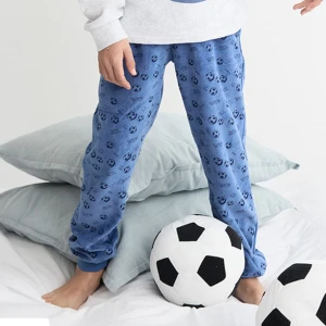 Pijama ni&ntilde;o tejido terciopelo futbol