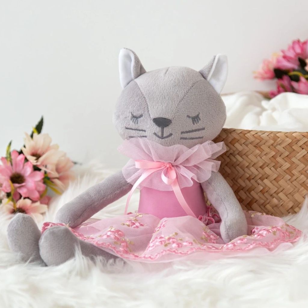 Gatita de trapo con vestidito de tul bordado