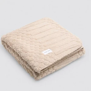 Manta coralina relieve beige forrada borreguito