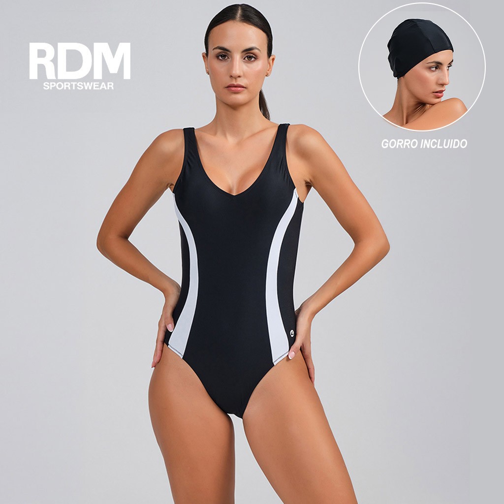Ba&ntilde;ador deportivo mujer con gorro de piscina