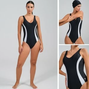 Ba&ntilde;ador deportivo mujer con gorro de piscina