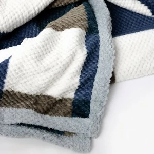Manta coralina texturizada estampado cuadros