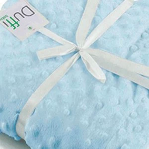 Manta bebe coralina con bodoques en caja de regalo
