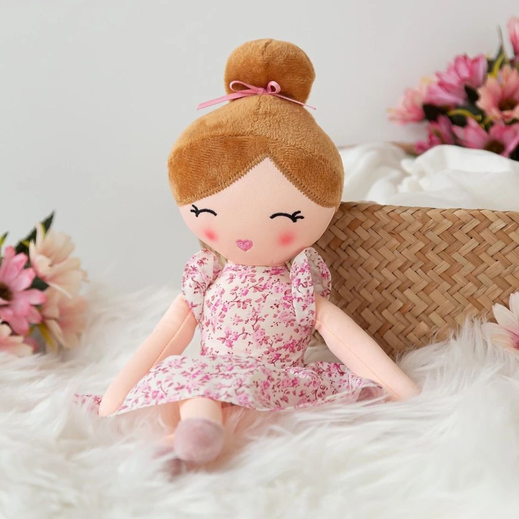 Mu&ntilde;eca de trapo con vestidito floral 