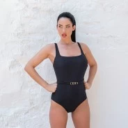Ba&ntilde;ador de mujer con textura y cintur&oacute;n elegante