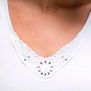 Camiseta interior mujer tirante ancho aplique