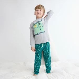 Pijama ni&ntilde;o manga larga estampado tenis