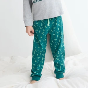 Pijama ni&ntilde;o manga larga estampado tenis