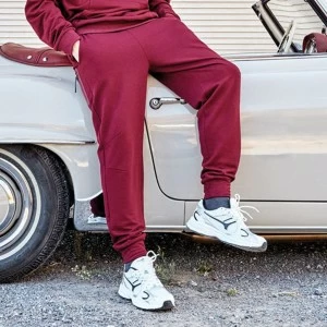 Pantal&oacute;n deportivo hombre con pu&ntilde;os