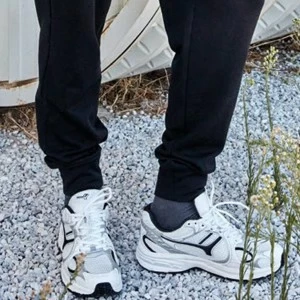 Pantal&oacute;n deportivo hombre con pu&ntilde;os