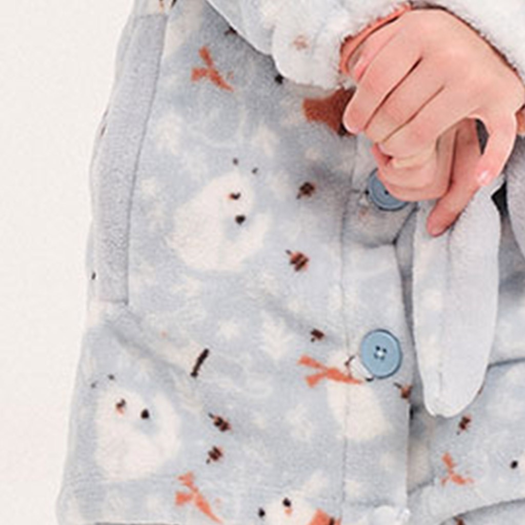 Bata infantil estampada con botones y cinturón