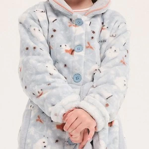 Bata infantil estampada con botones y cintur&oacute;n