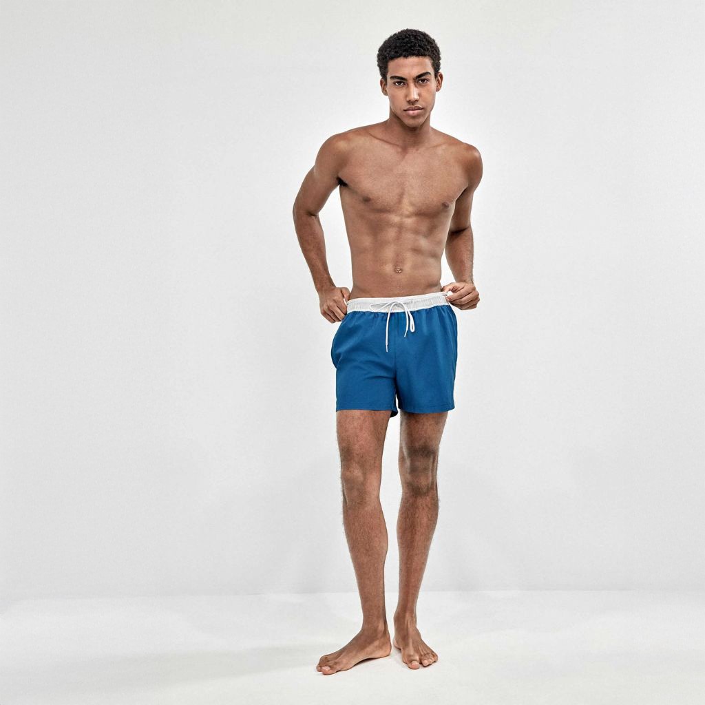 Ba&ntilde;ador corto hombre liso con bolsillos