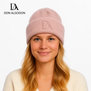 Gorro mujer de suave y calido tejido bordado logo