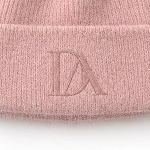 Gorro mujer de suave y calido tejido bordado logo