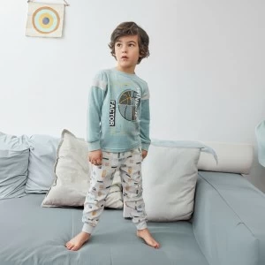 Pijama para ni&ntilde;o con dise&ntilde;o deportivo 