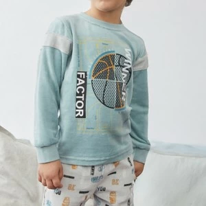 Pijama para ni&ntilde;o con dise&ntilde;o deportivo 
